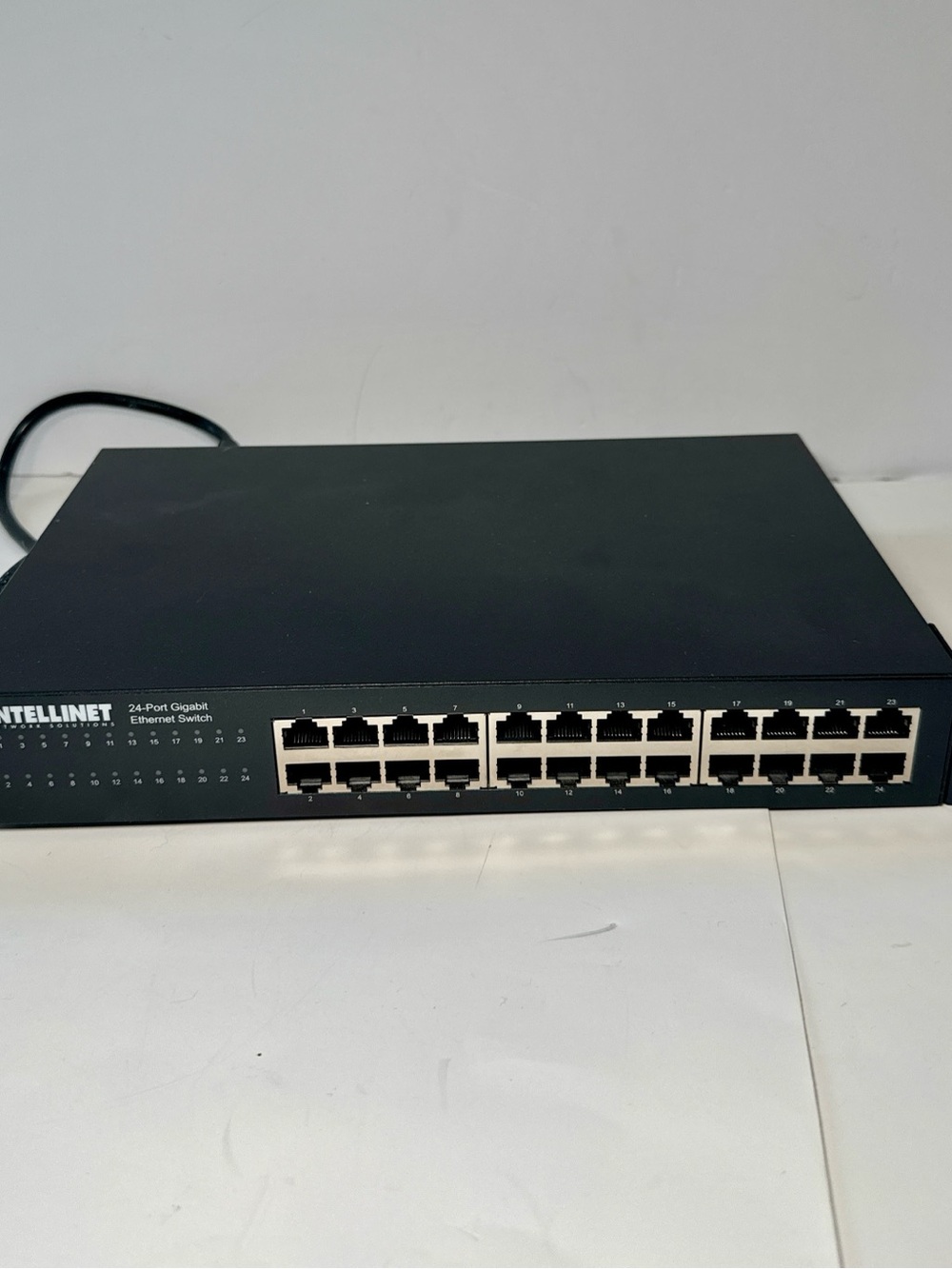 Intellinet 24 Port Gigabit Ethernet Switch Model 561273 V2 Rack Mount Unmanaged